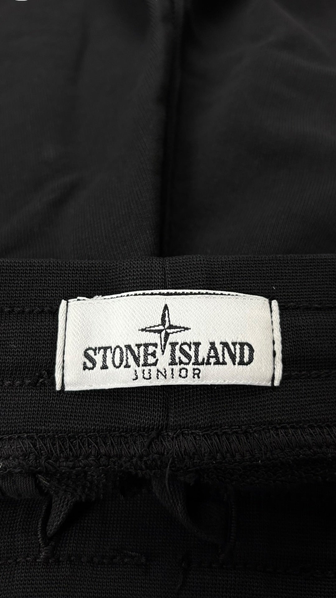 Short Stone Island noir taille 12 ans - Logo et étiquette