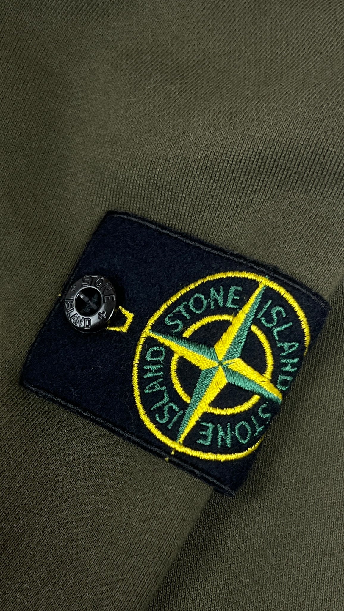 Sweat-shirt Crewneck Stone Island kaki, détail étiquettes et finitions — vue 3