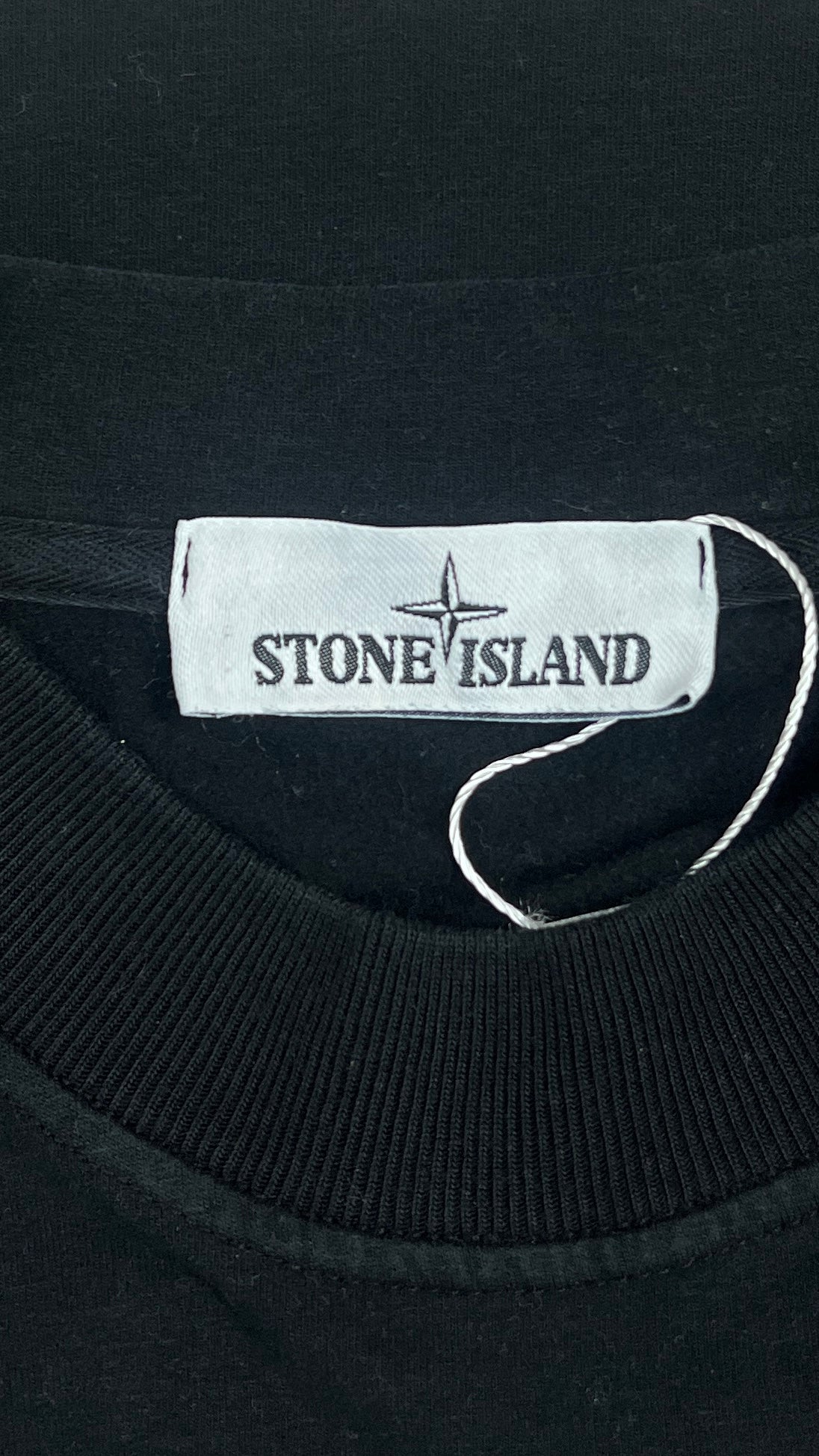 Sweat-shirt Crewneck Stone Island noir, détail étiquettes et finitions — vue 4