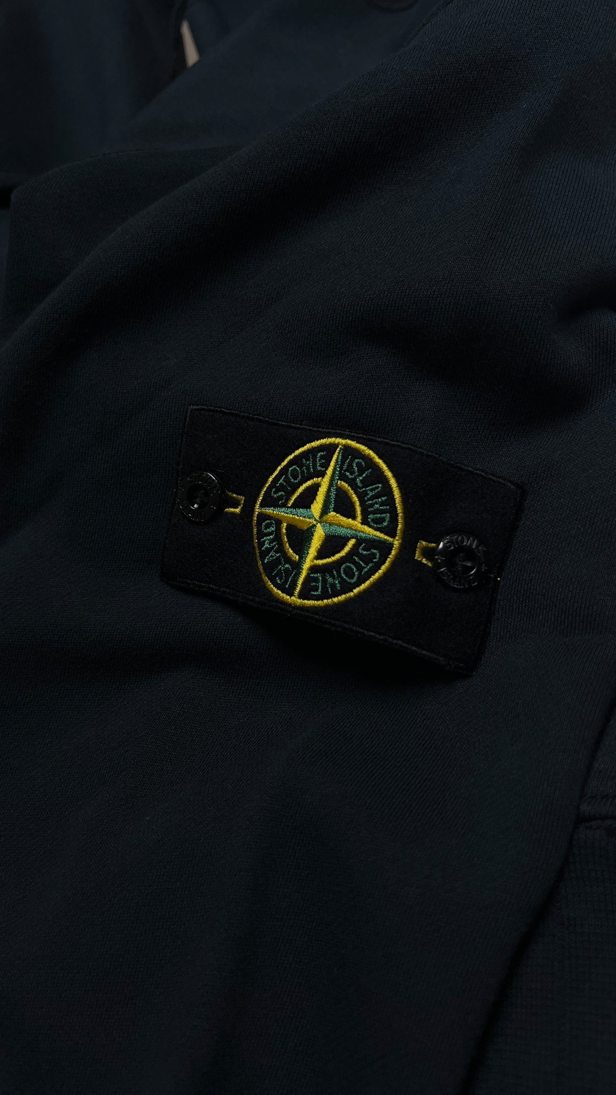 Sweat-shirt Crewneck Stone Island Organic Cotton Fleece marine, détail étiquettes et finitions — vue 3