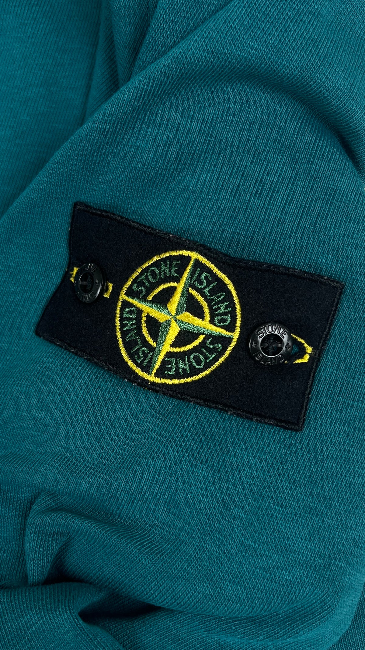Sweat-shirt Crewneck Stone Island vert pétrole, détail étiquettes et finitions — vue 4