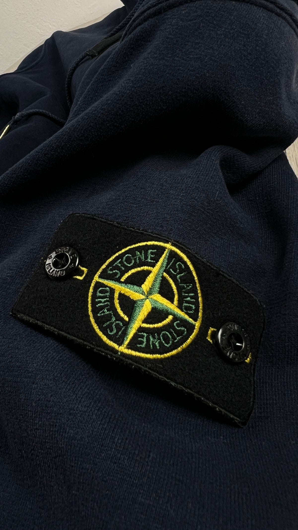 Sweat Zippé à Capuche Stone Island marine, détail étiquettes et finitions — vue 3