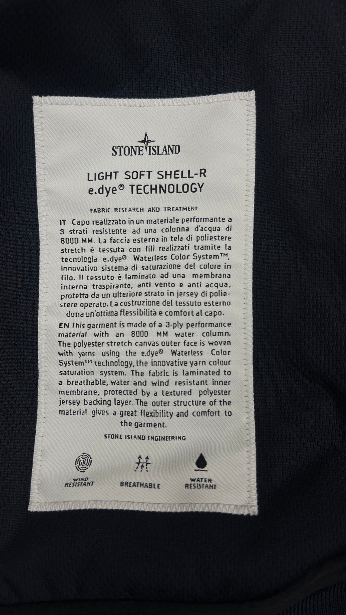 Kapuzenjacke Stone Island Light Soft Shell-R e.Dye in Navy, Detail Etiketten und Verarbeitung — Ansicht 5