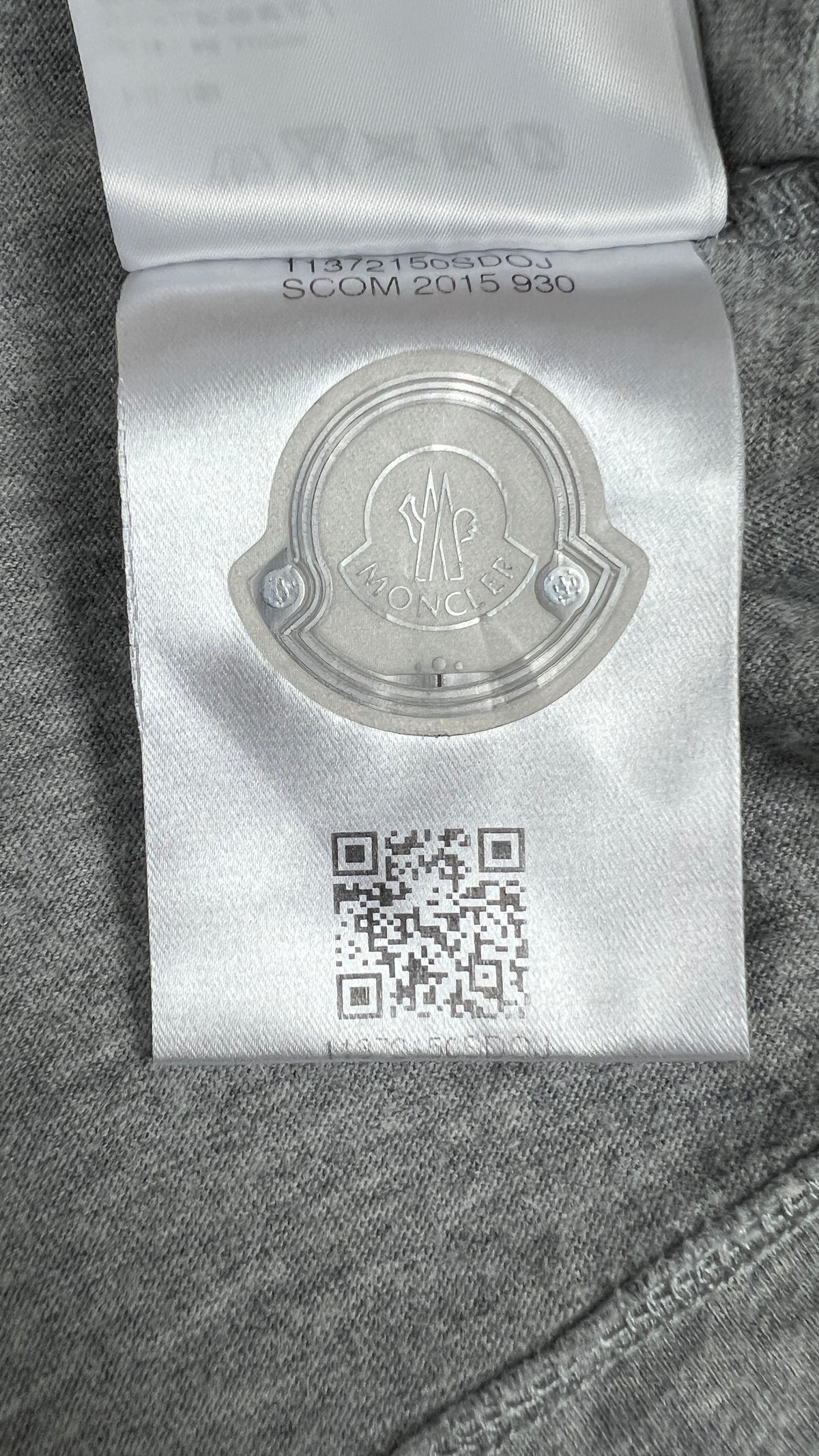 Tee-shirt Moncler gris taille L - logo et étiquette