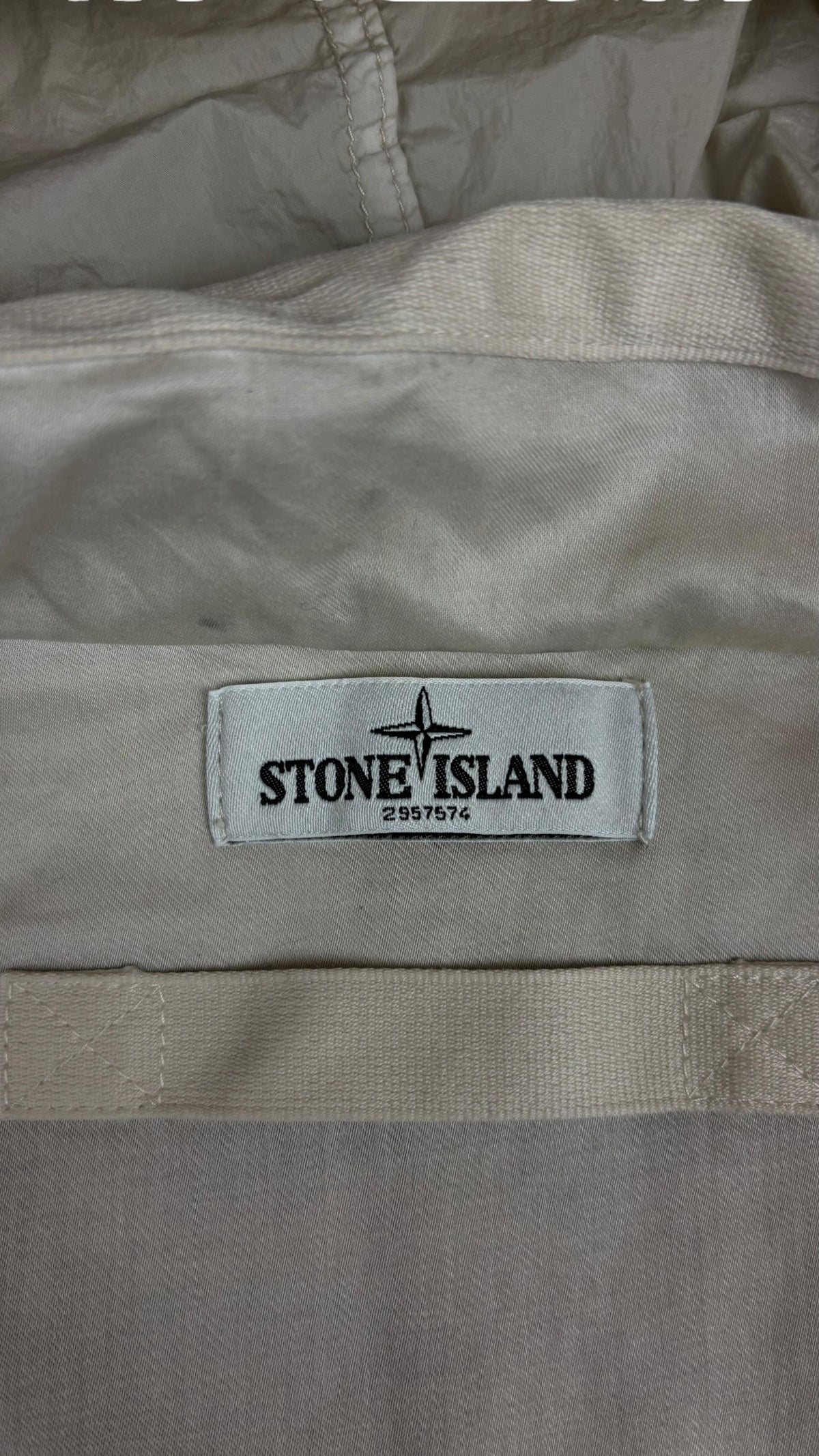 Étiquette de marque Stone Island cousue à l'intérieur de la veste en nylon métallisé gris