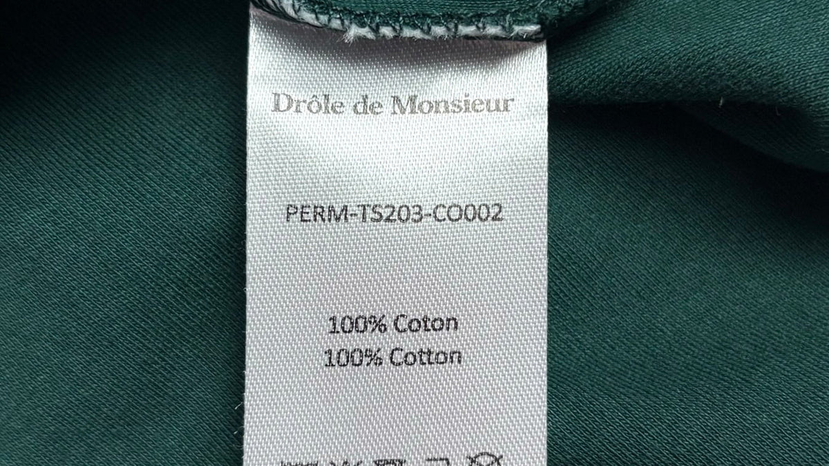 Détail d'un tee-shirt Drôle de Monsieur vert, marque disponible chez NB08 à Ajaccio
