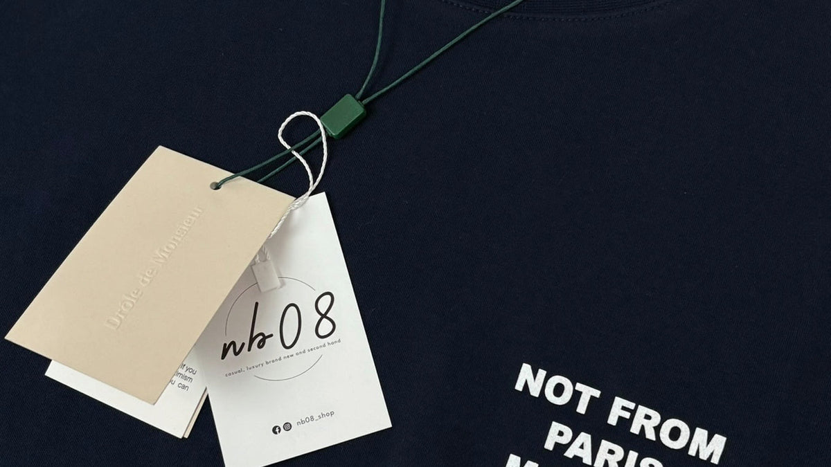 Détail d'un tee-shirt Drôle de Monsieur marine, pièce contrôlée et authentifiée en boutique NB08