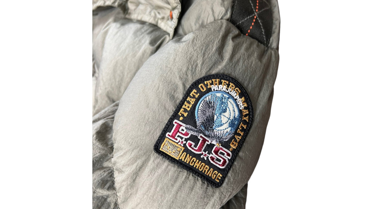 Doudoune Parajumpers kaki en détail, en illustration des questions fréquentes sur la marque