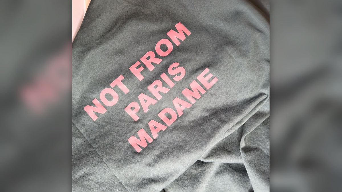 Pièce Drôle de Monsieur, taille-t-elle grand ou petit