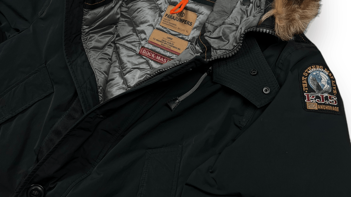 Détail d'une parka Parajumpers noire, héritage des sauveteurs de l'US Air Force