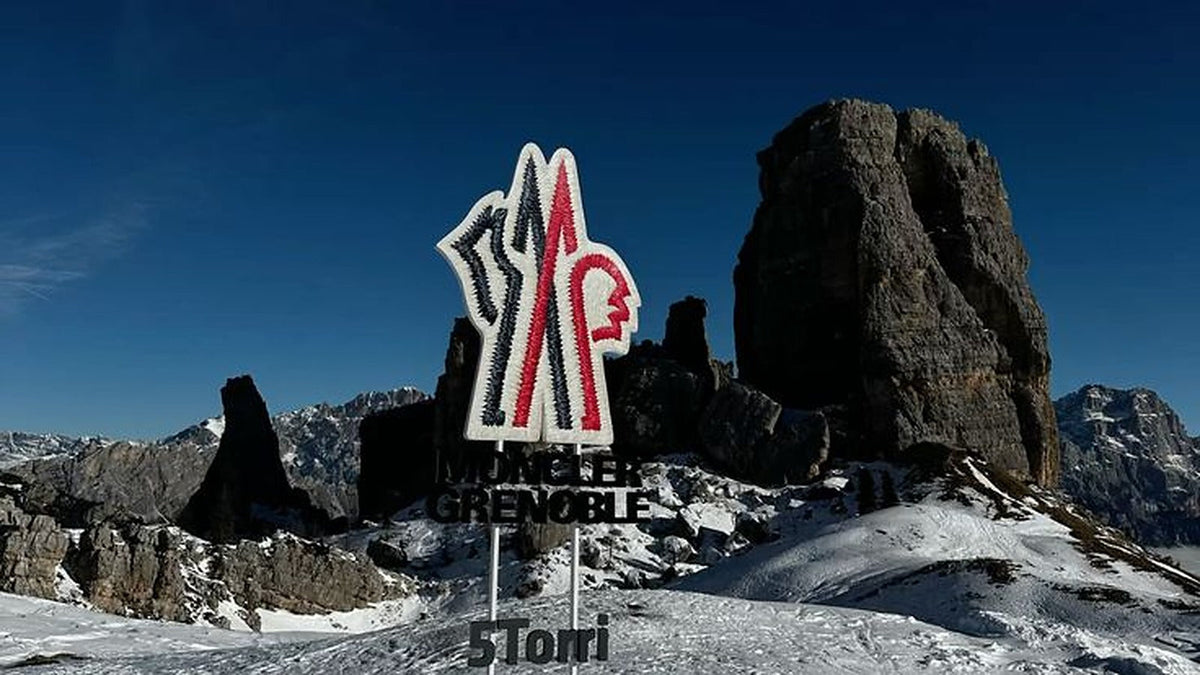 Logo Moncler Grenoble, la ligne montagne face à la ligne principale
