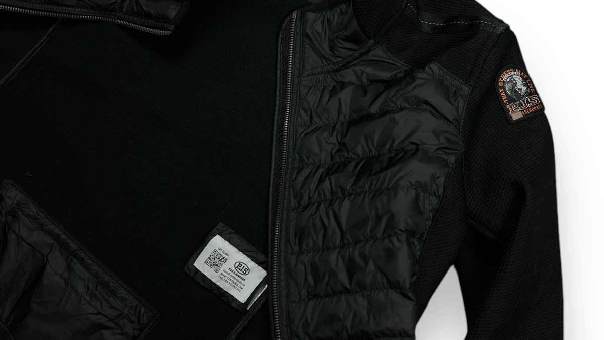 Détail d'une doudoune Parajumpers noire, modèle recherché à la revente