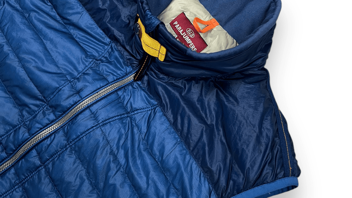 Détail d'un gilet Parajumpers marine, repères entre la ligne Masterpiece et la collection principale