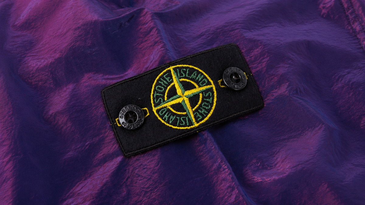 Badge amovible Stone Island, signature des pièces techniques de la marque