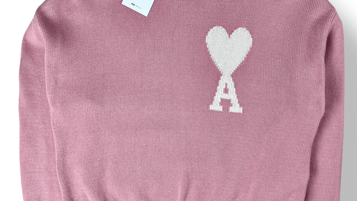 Pull Ami de Cœur rose AMI Paris, le guide des pulls et cardigans de la maison