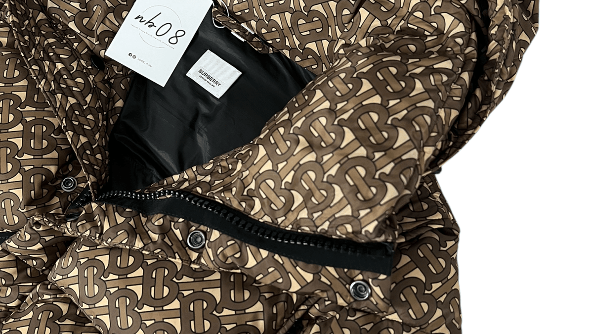 Logo Burberry en gros plan sur une doudoune marron authentifiée chez NB08