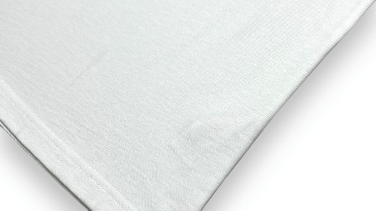 Logo Casablanca en gros plan sur un tee-shirt blanc authentifié chez NB08, repère d'authentification