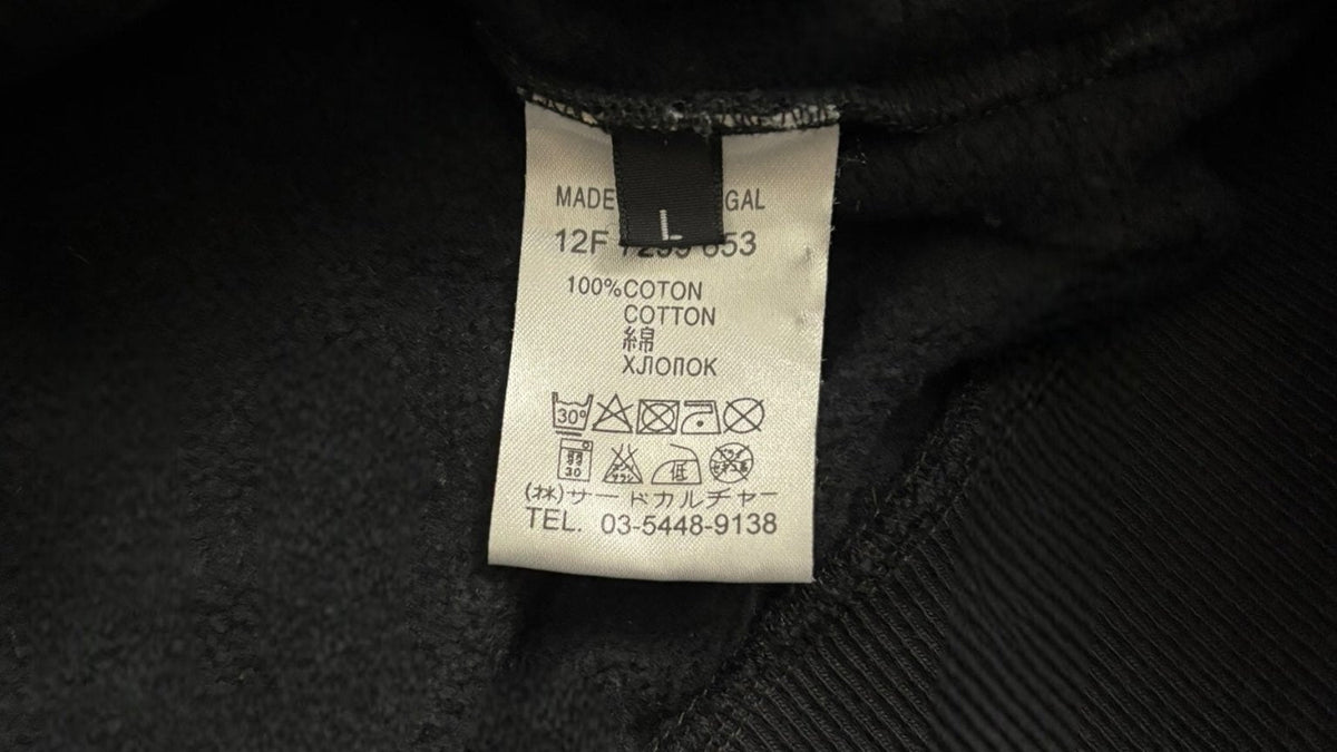 Logo Givenchy en gros plan sur un sweat noir authentifié chez NB08