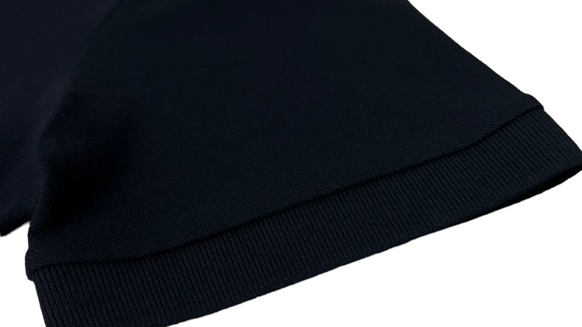 Logo Hugo Boss en gros plan sur un polo marine authentifié chez NB08