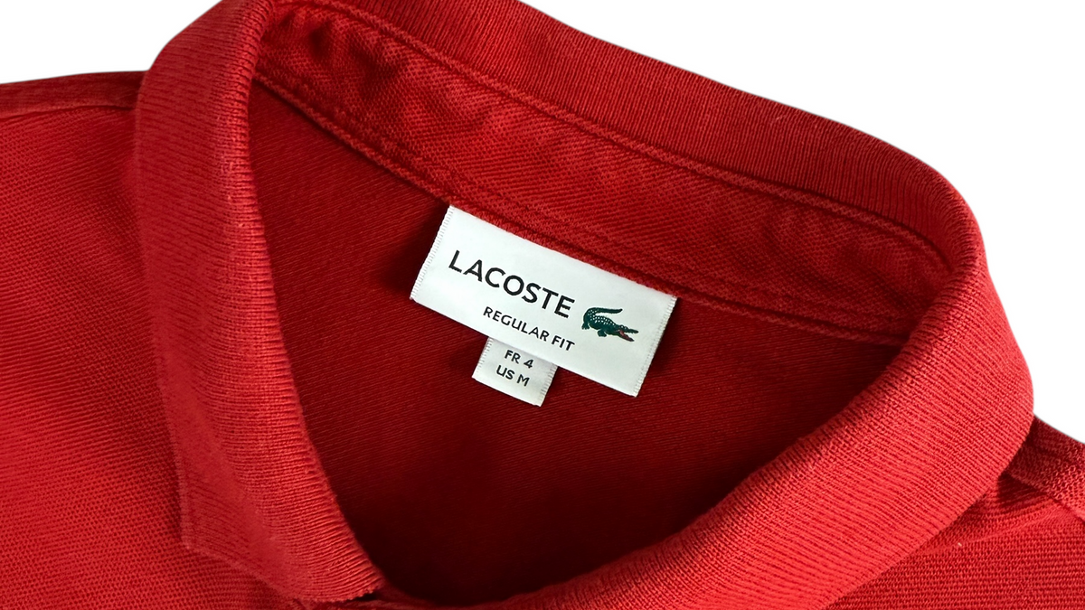 Détail du crocodile brodé sur un polo Lacoste rouge authentifié chez NB08