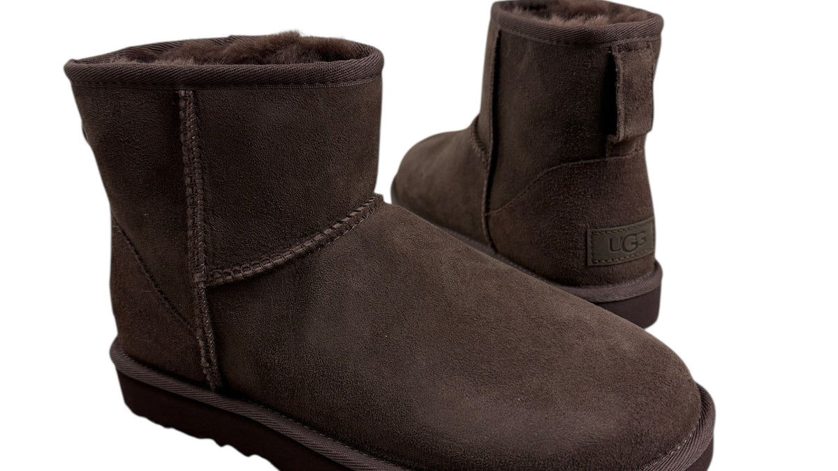 Étiquette UGG en gros plan sur une botte Classic Mini II cèdre, repère pour reconnaître un vrai UGG