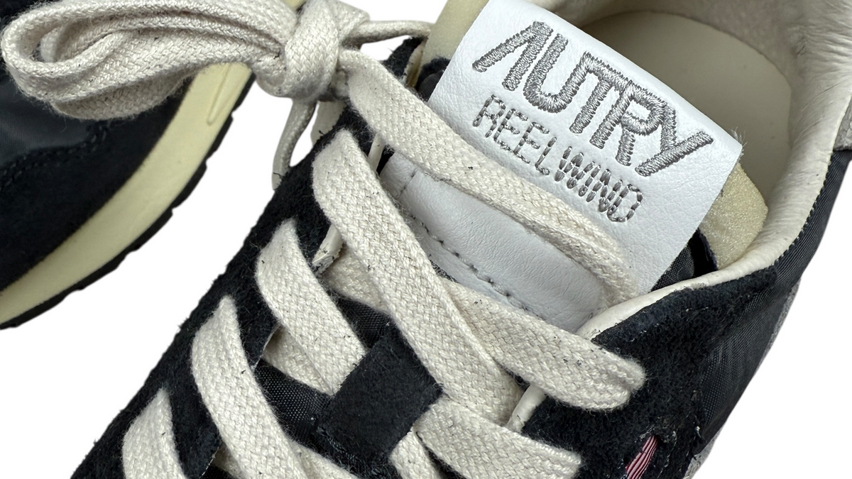 Logo Autry en gros plan sur une sneaker noire authentifiée chez NB08