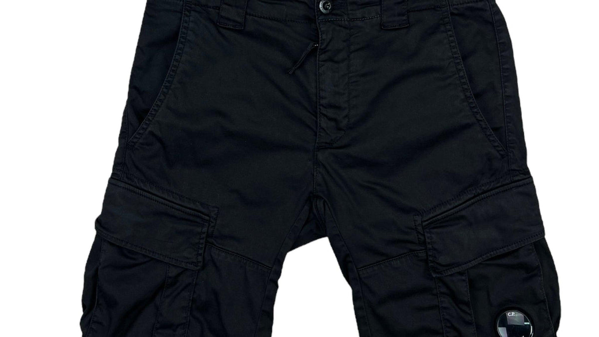 Short cargo C.P Company noir, pièce d'été emblématique de la marque