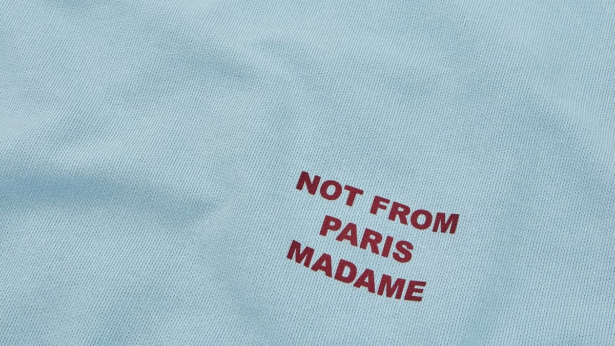 Tee-shirt au slogan Not From Paris Madame, la pièce iconique de Drôle de Monsieur