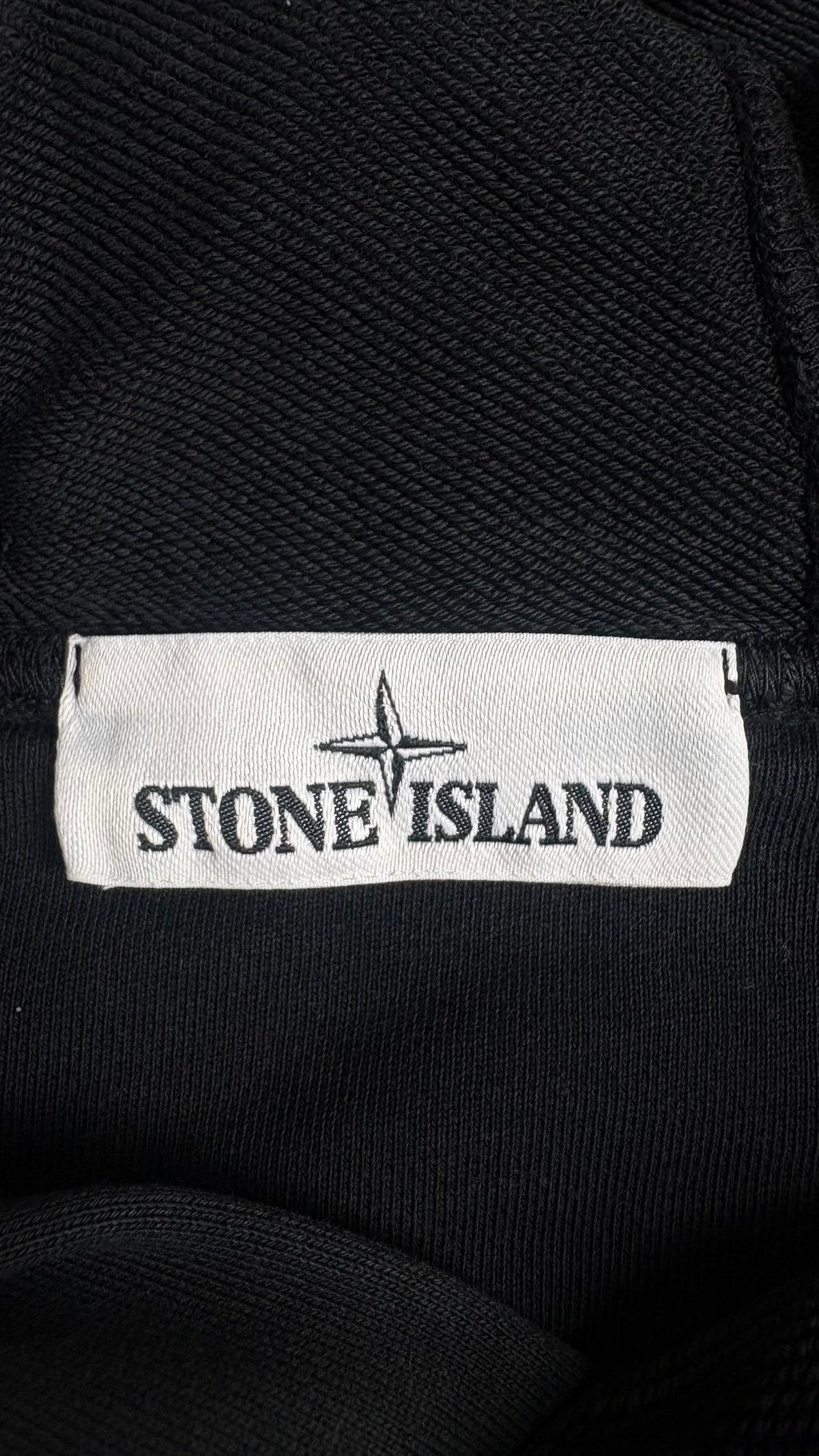 Sweat-shirt Hoodie Stone Island noir taille S, détail étiquettes et finitions — vue 3