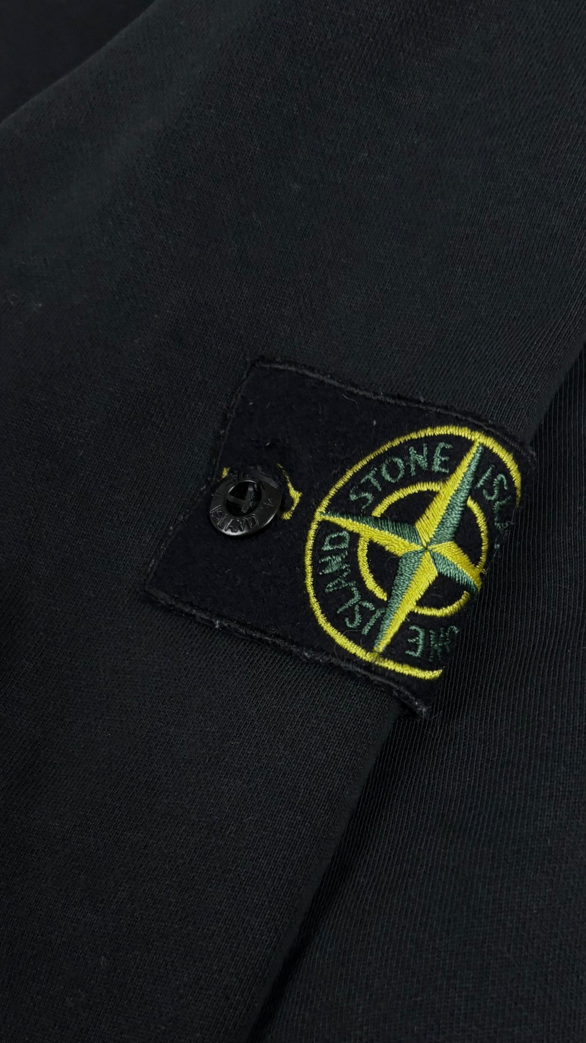 Sweat-shirt Hoodie Stone Island noir taille S, détail étiquettes et finitions — vue 4