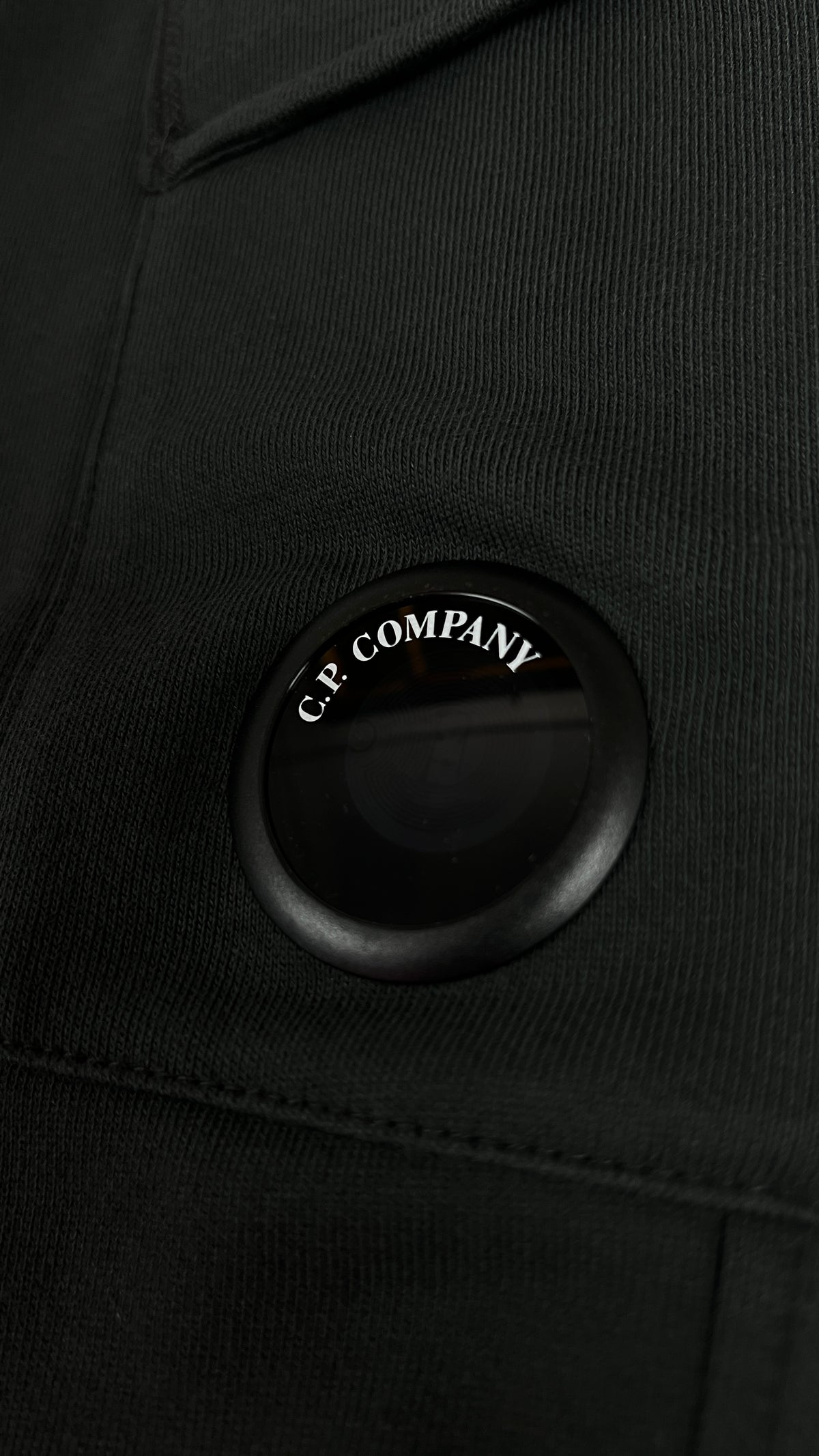 Jogging C.P Company Diagonal Raised Fleece Lens Raven gris, détail étiquettes et finitions — vue 3