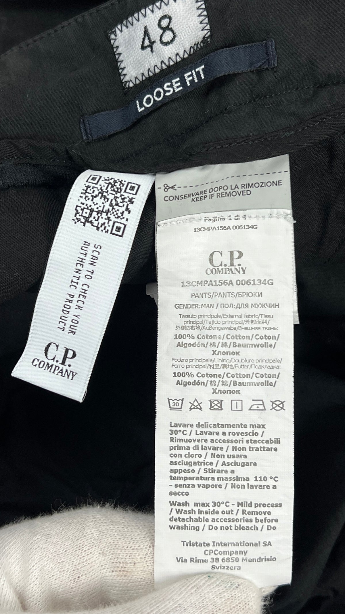 Pantalon Cargo C.P Company Loose Fit noir, détail étiquettes et finitions — vue 3