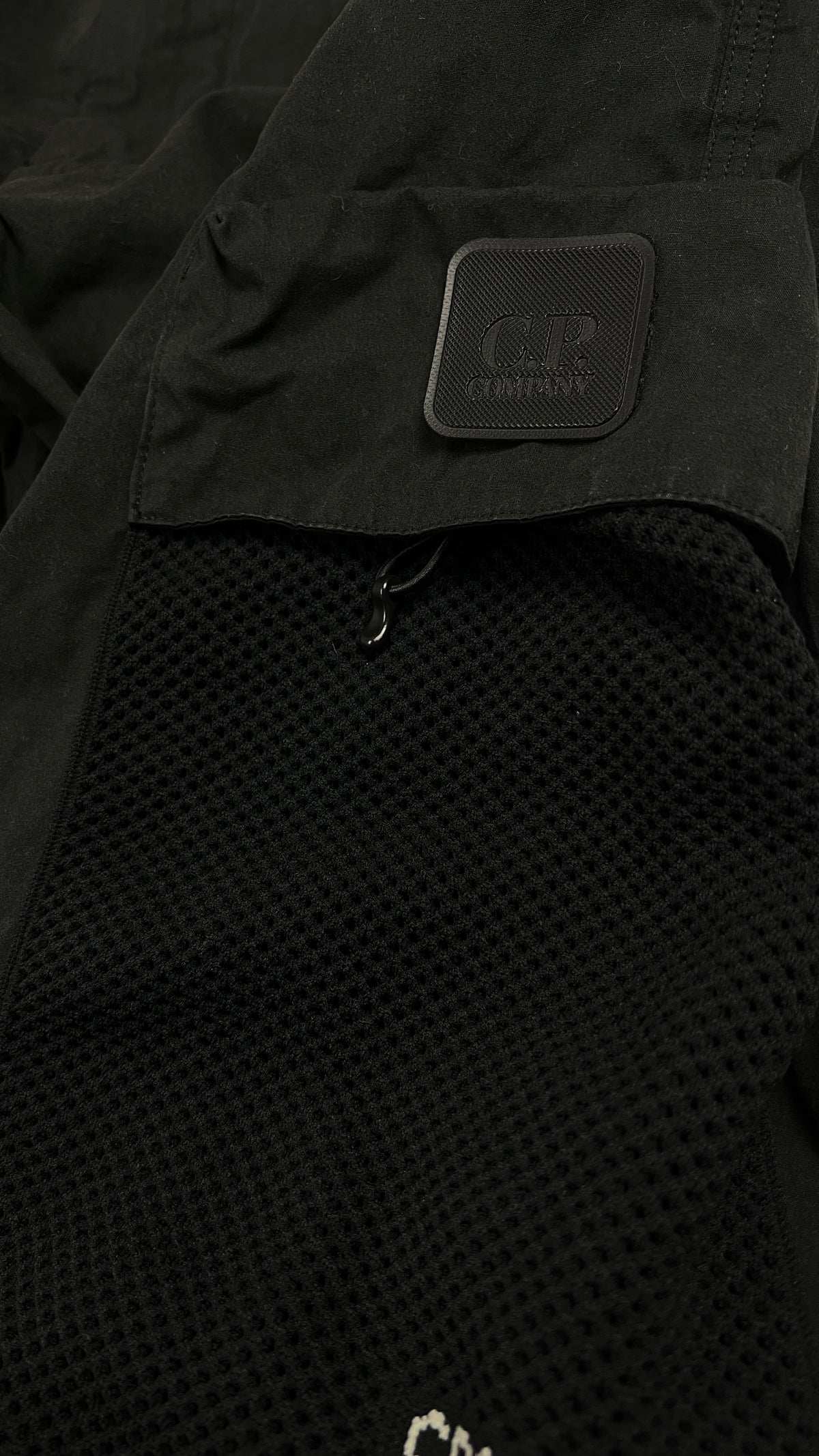 Pantalon Cargo C.P Company Loose Fit noir, détail étiquettes et finitions — vue 4