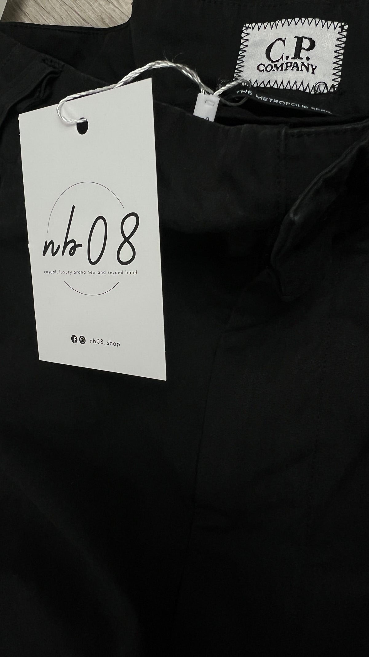 Pantalon Cargo C.P Company Loose Fit noir, détail étiquettes et finitions — vue 7