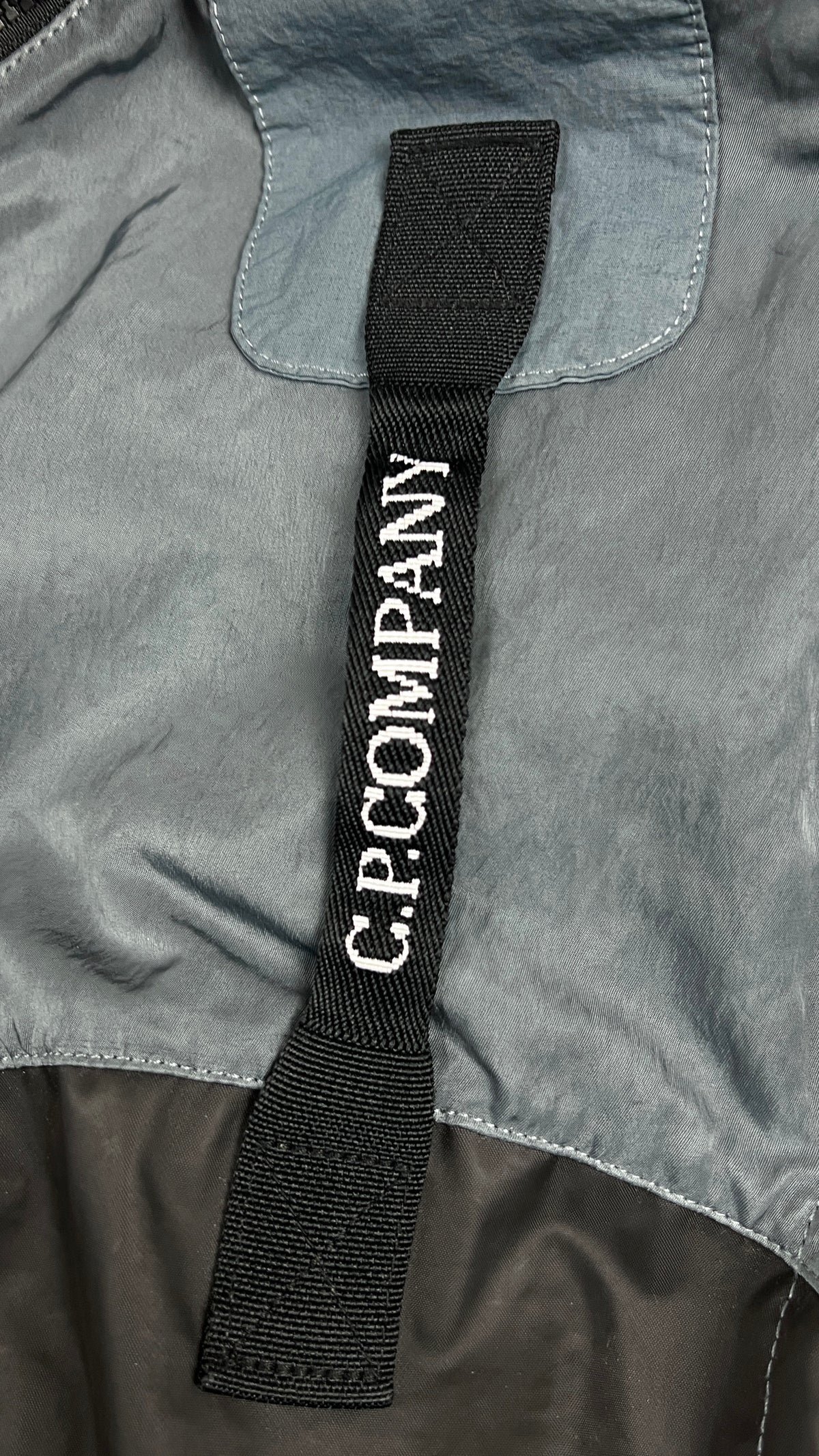 Sac à Dos C.P Company gris, détail matière et finitions — vue 3