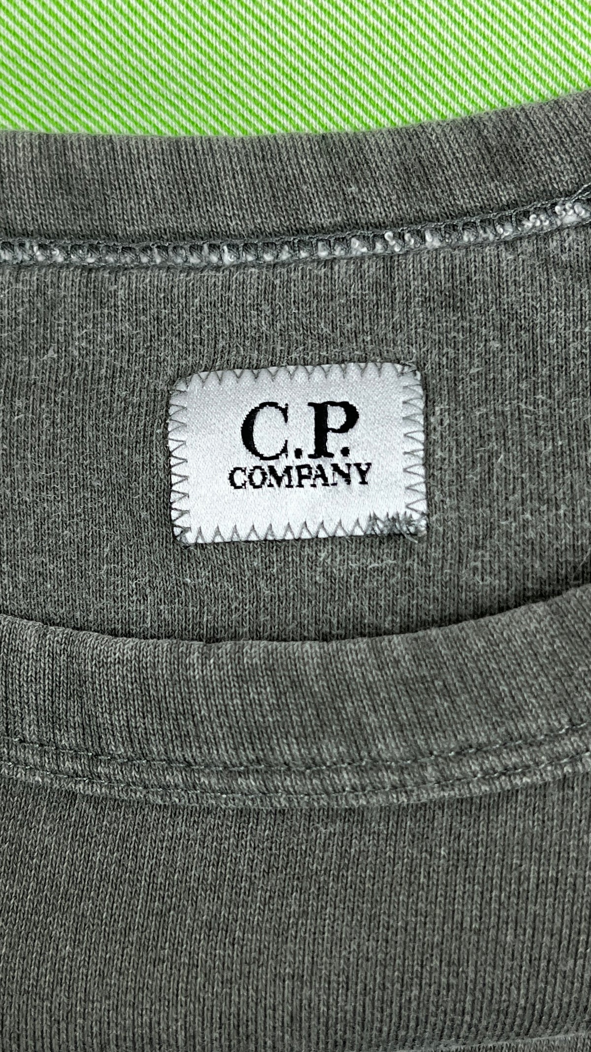 Sweat-shirt C.P Company Bande Logo kaki, détail étiquettes et finitions — vue 3