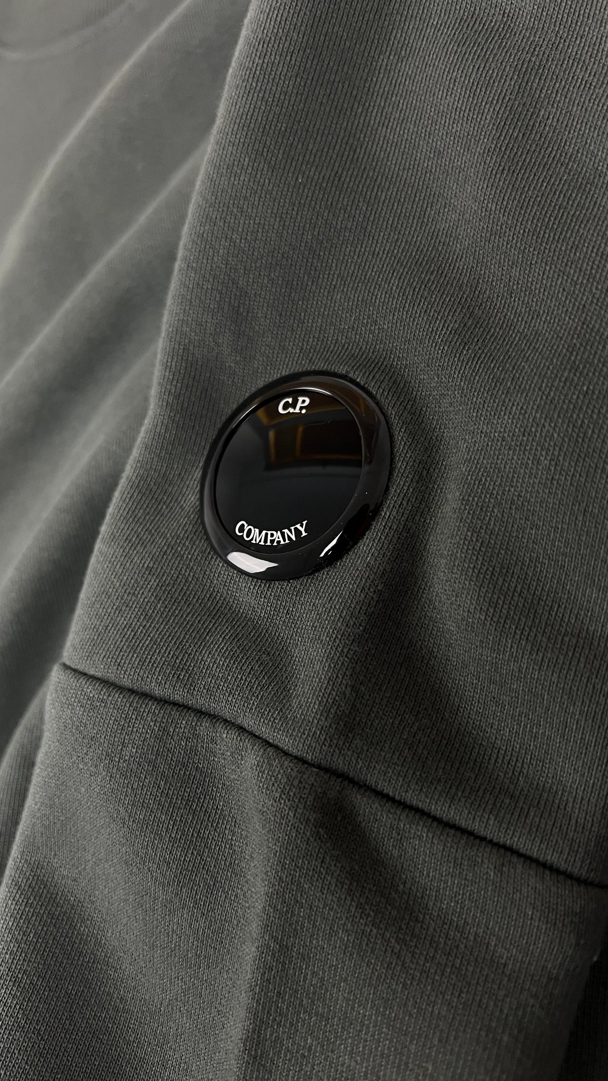 Sweat-shirt Crewneck C.P Company Diagonal Raised Fleece Lens Dark Shadow gris taille S, détail étiquettes et finitions — vue 3