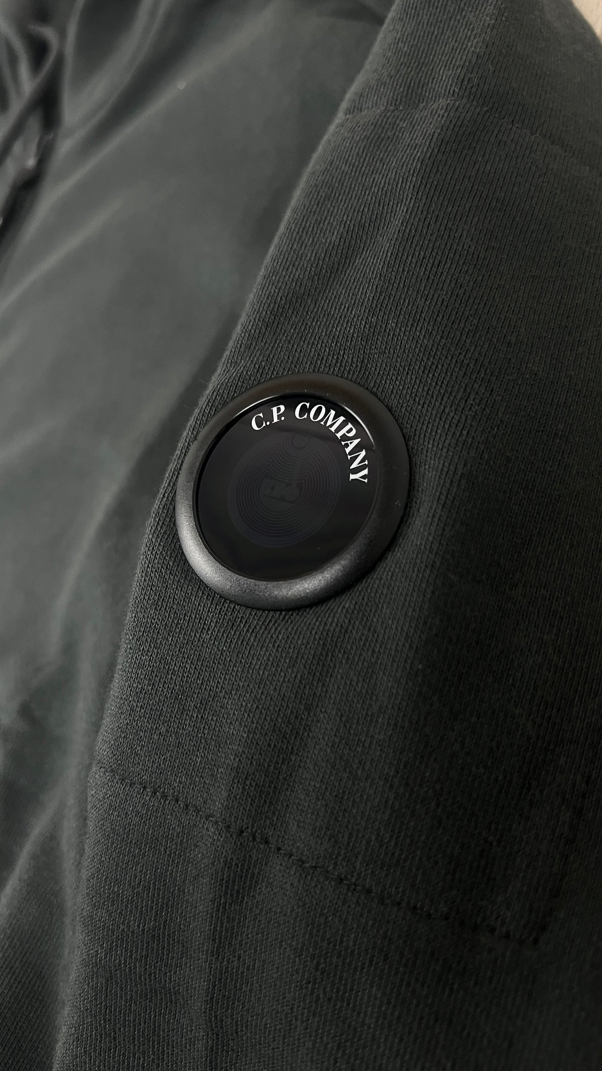 Sweat-shirt Hoodie Zippé C.P Company Diagonal Raised Fleece Lens Raven gris, détail étiquettes et finitions — vue 3
