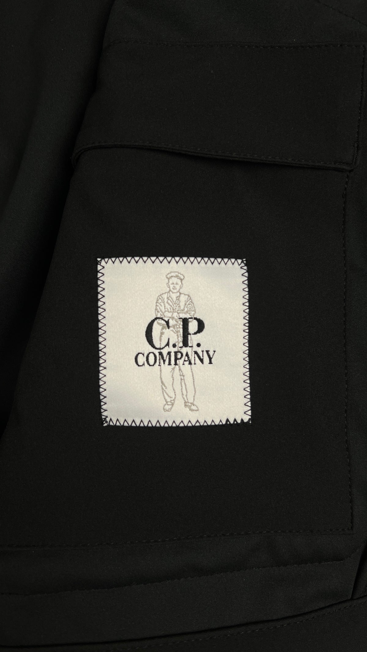 Veste à Capuche C.P Company Shell-R Lens noir, détail étiquettes et finitions — vue 6