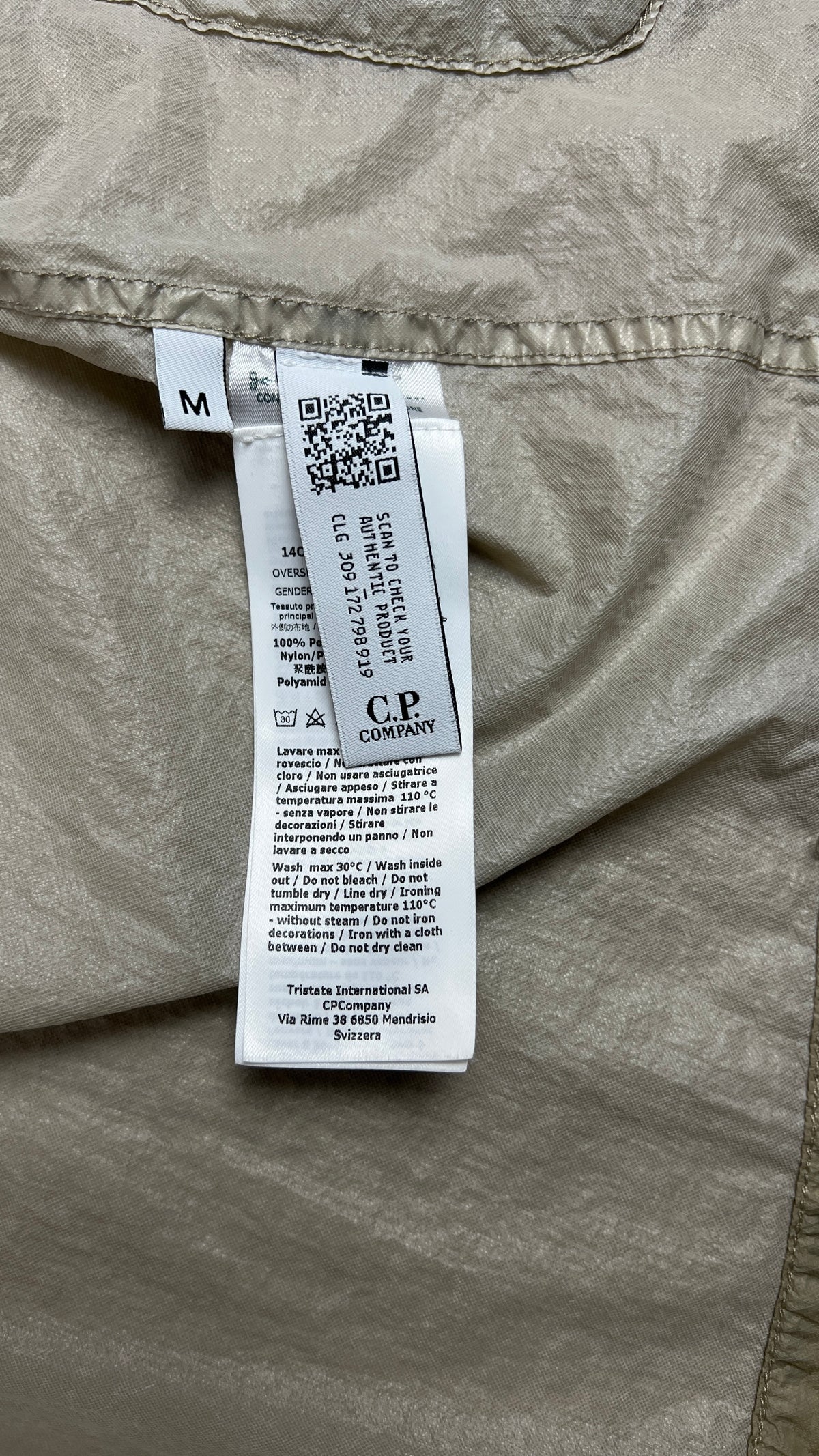 Veste C.P Company Nylon Léger à Capuche beige, détail étiquettes et finitions — vue 4