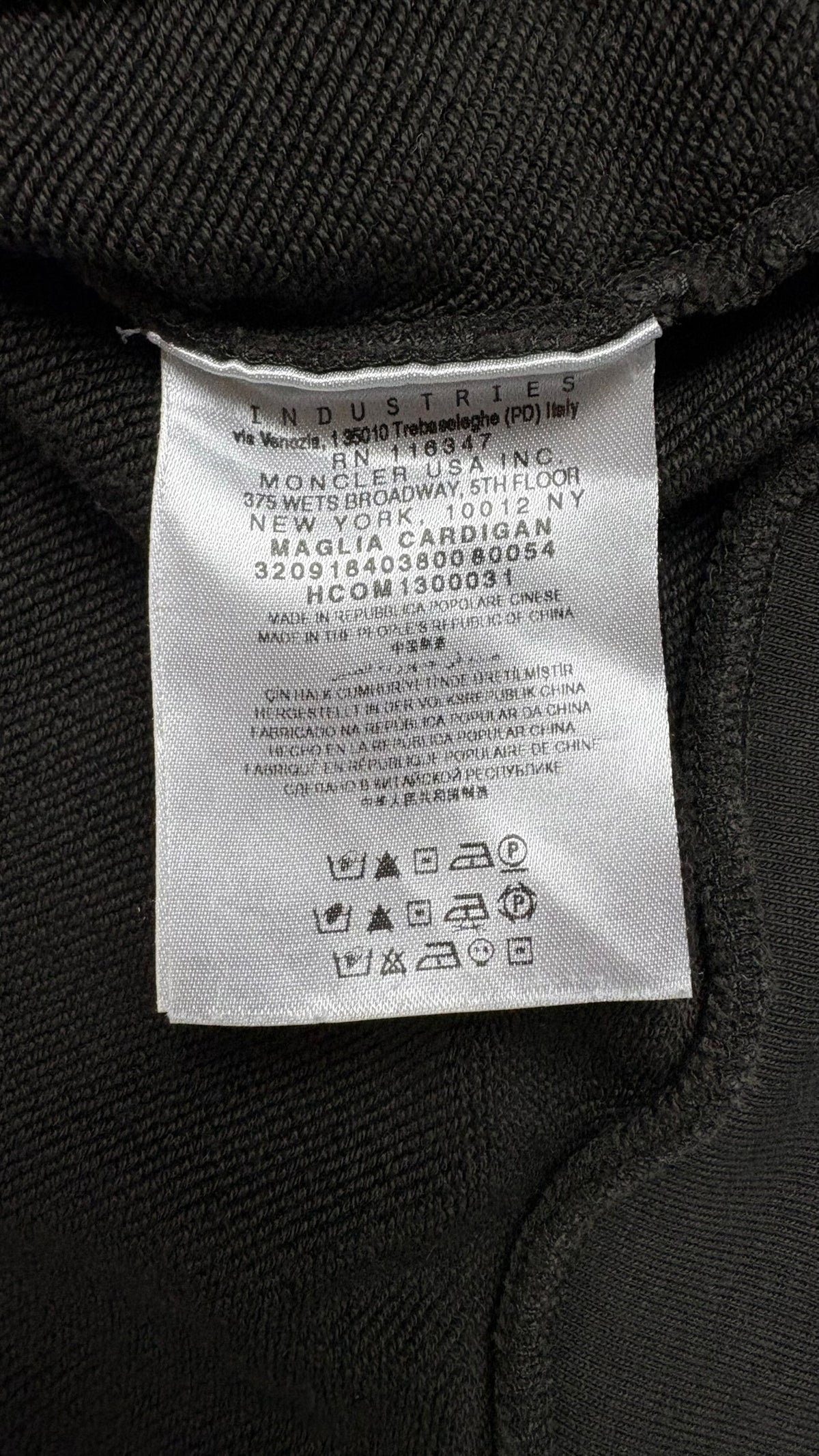 Étiquette de composition et d'entretien Moncler du cardigan kaki, mention Maglia Cardigan et référence 3209184038008054