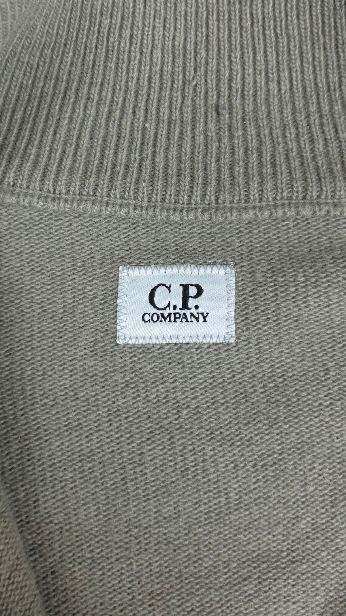 Pull zippé C.P Company kaki taille 52, détail étiquette — vue 4