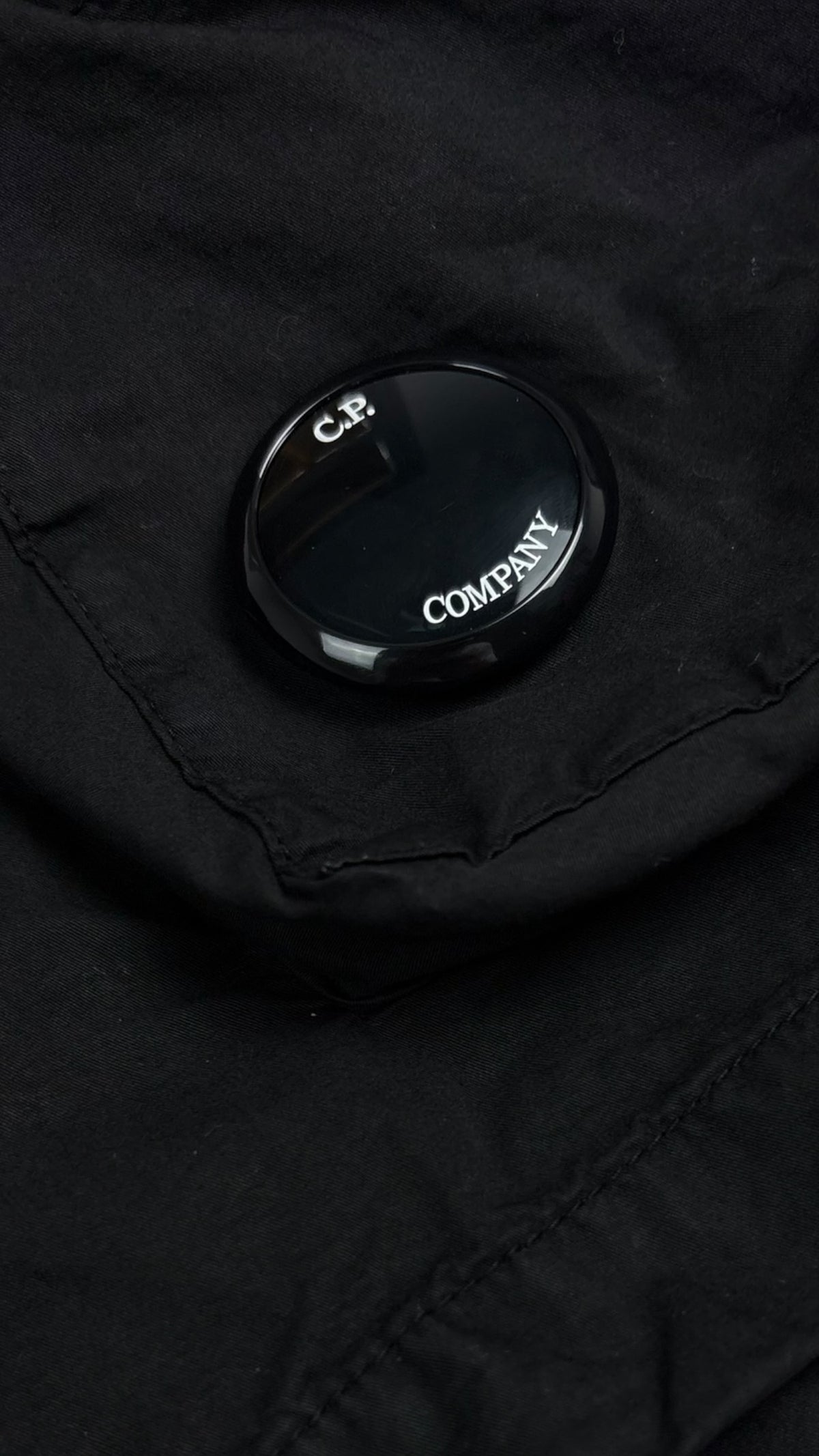 Short cargo C.P Company noir taille 46, détail lentille Goggle — vue 3