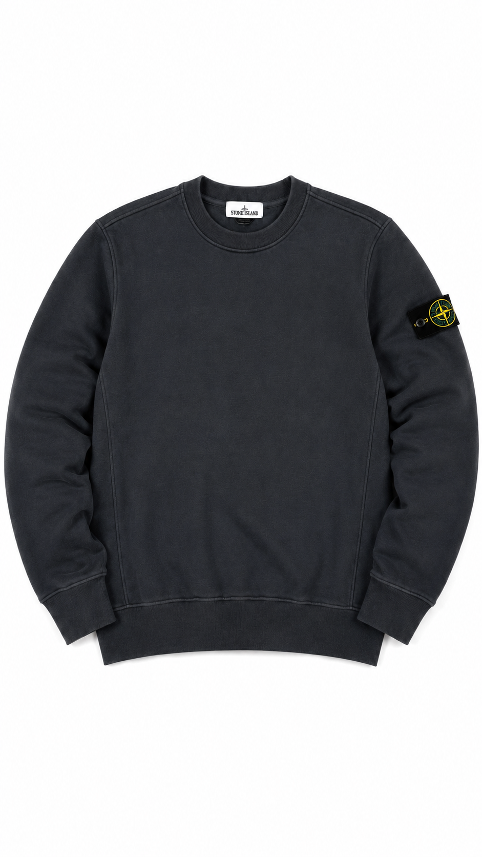Crewneck Stone Island gris anthracite vue de face avec le badge boussole emblématique sur la manche gauche