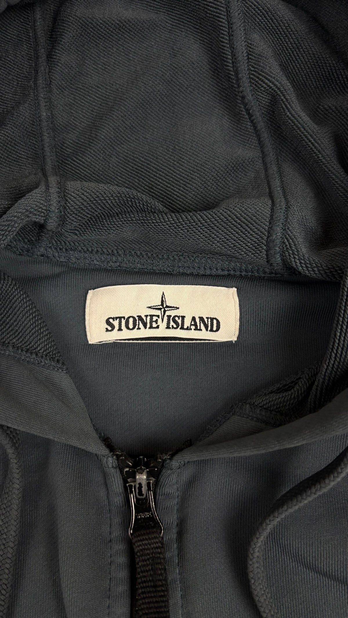 Étiquette de marque Stone Island cousue à l'intérieur du col et haut de la fermeture éclair du gilet marine