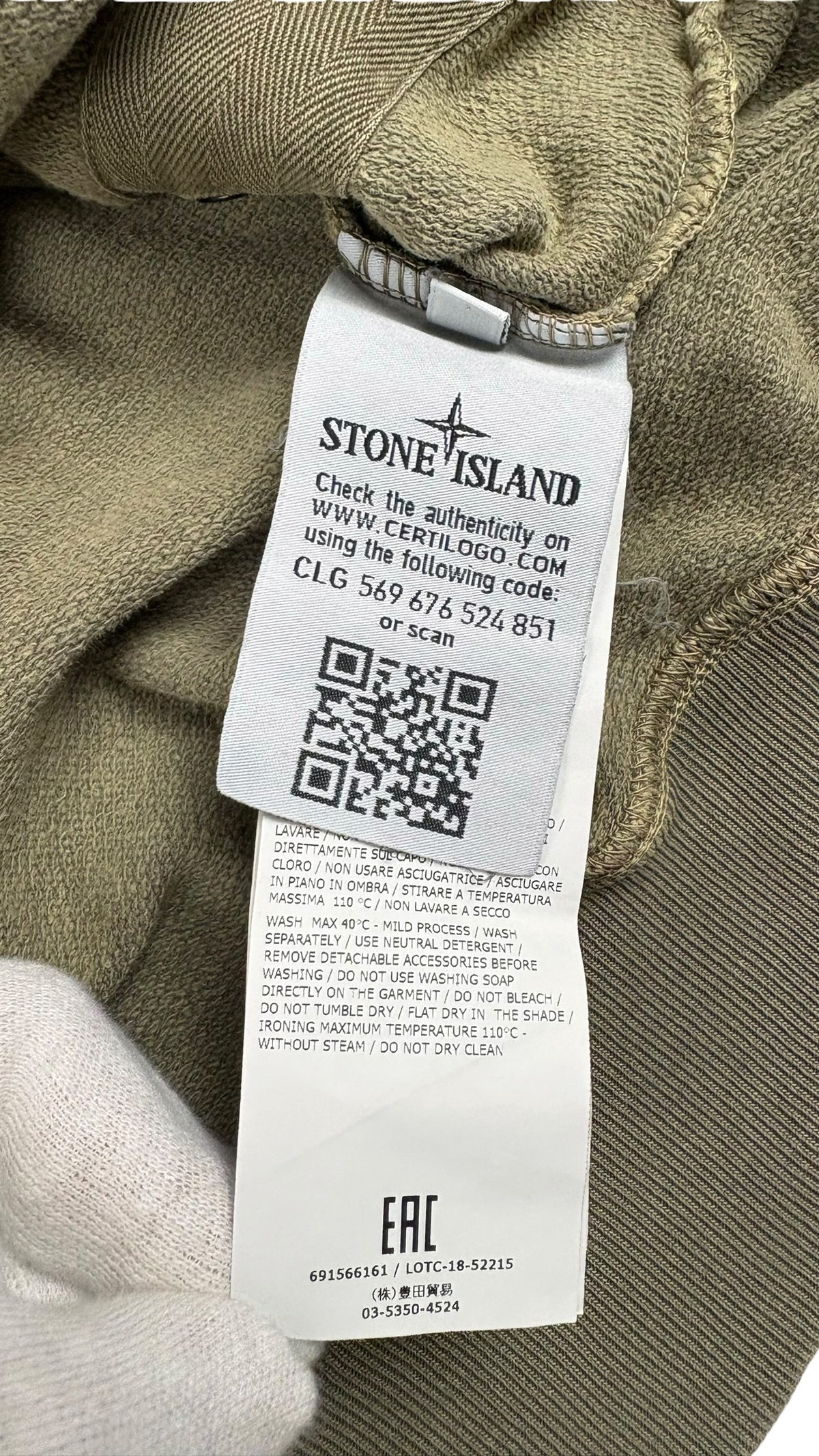Étiquette de composition et d'authenticité Stone Island avec QR code CertiLogo et référence 691566161 du hoodie kaki