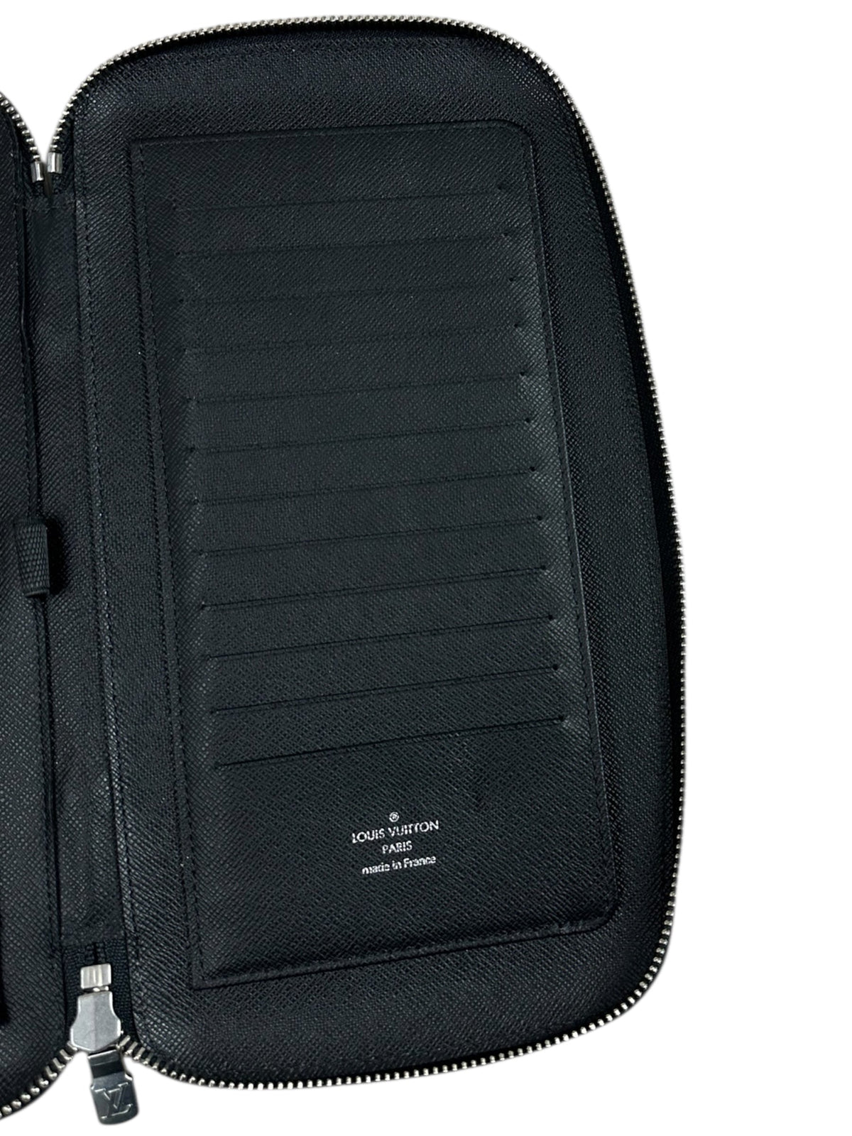 Portefeuille Louis Vuitton Organizer Atoll Taiga noir taille UNI, détail logo et marquage — vue 4
