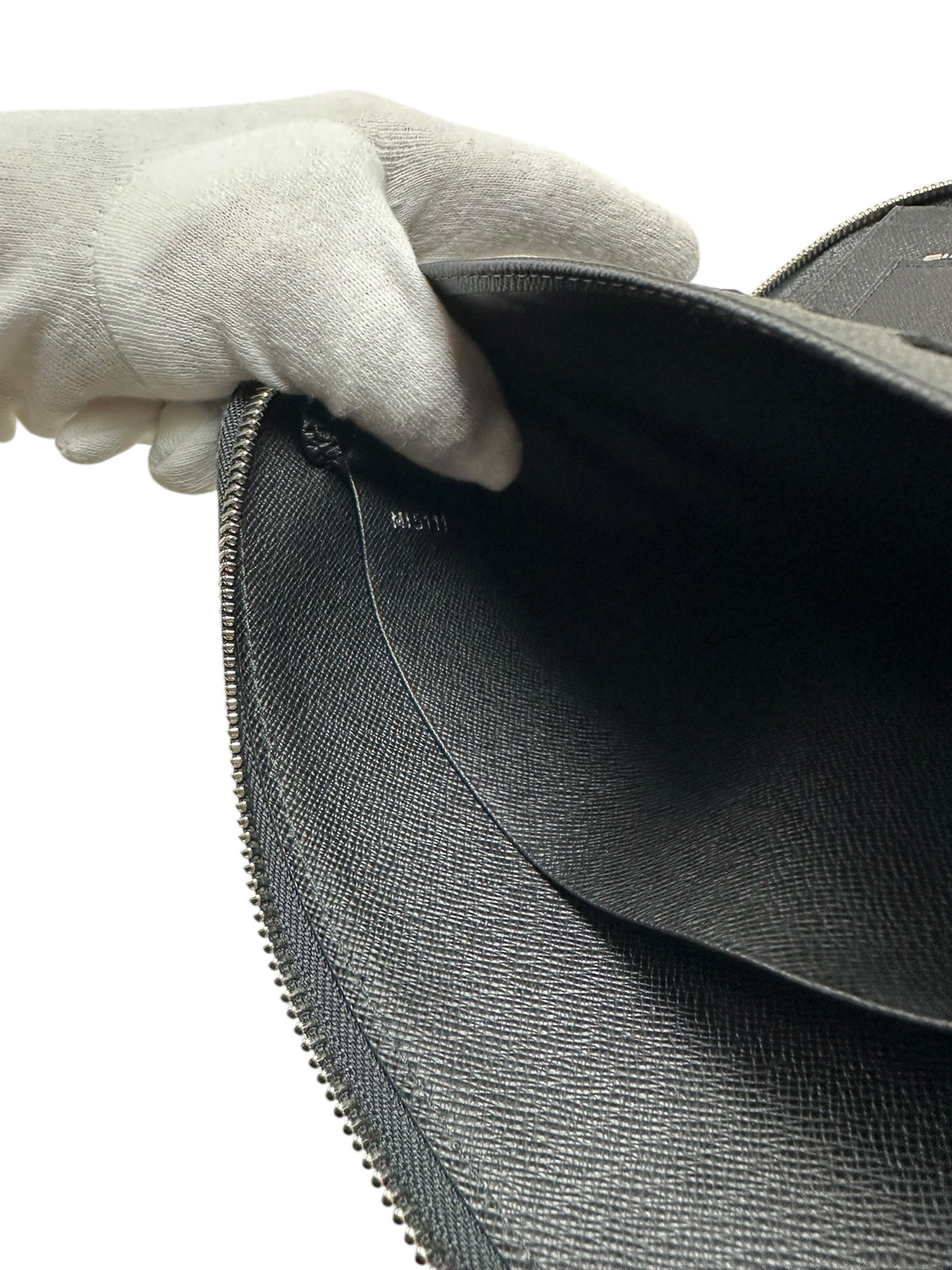 Portefeuille Louis Vuitton Organizer Atoll Taiga noir taille UNI, détail matière et finitions — vue 7