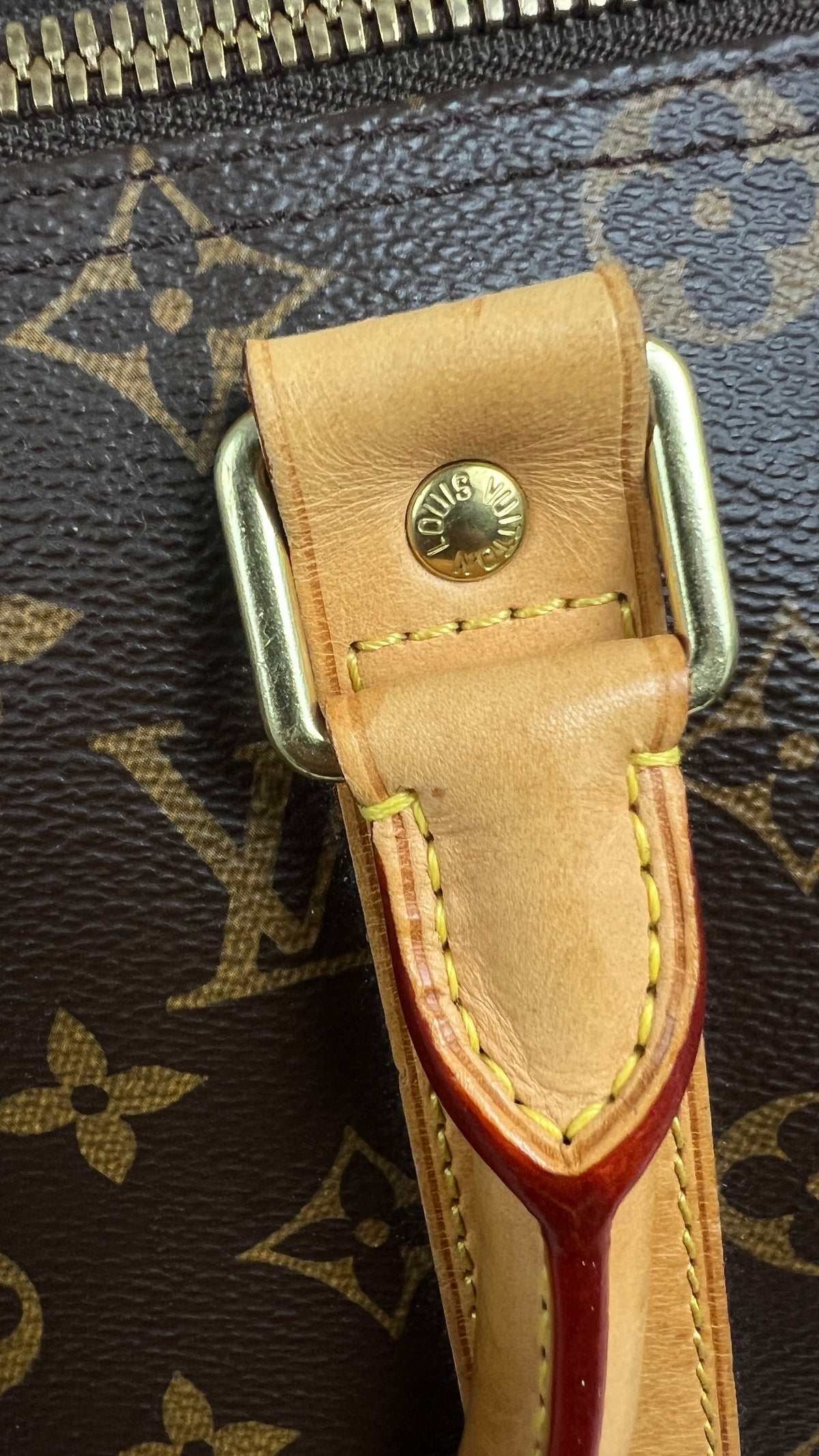 Sac Louis Vuitton Keepall 45 toile Monogram marron, détail matière et finitions — vue 4