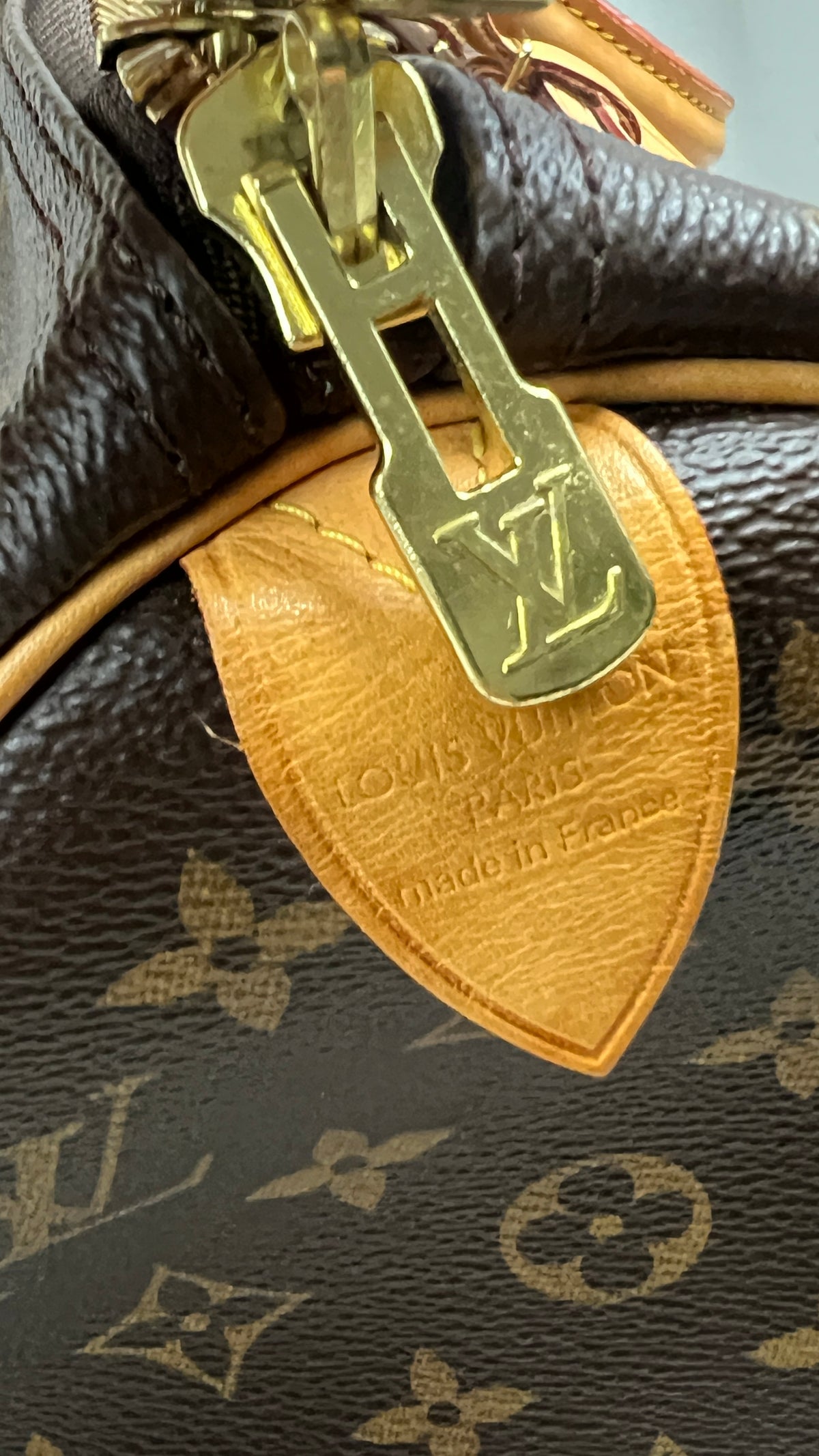 Sac Louis Vuitton Keepall 45 toile Monogram marron, détail matière et finitions — vue 6